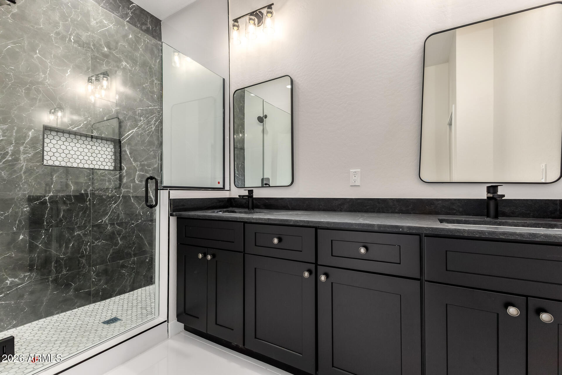 37277 W HILTON Avenue