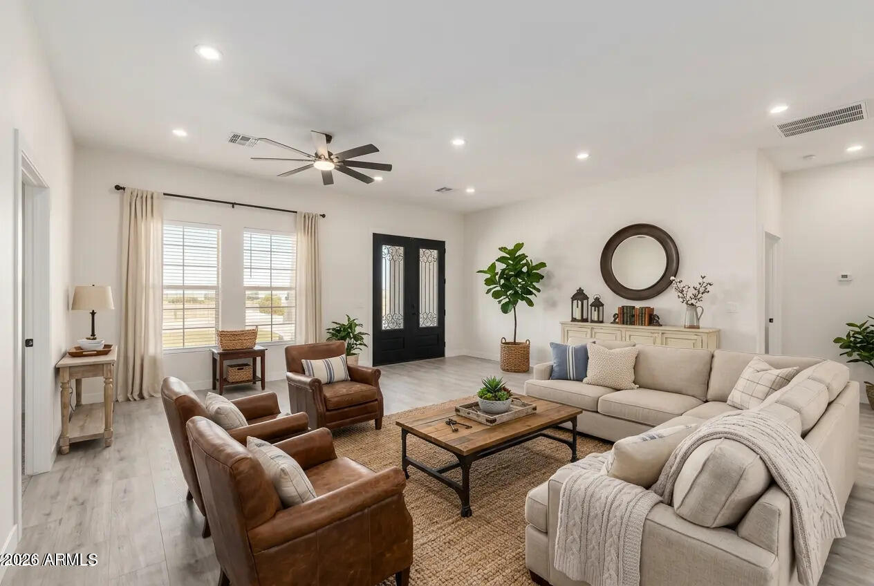 37277 W HILTON Avenue