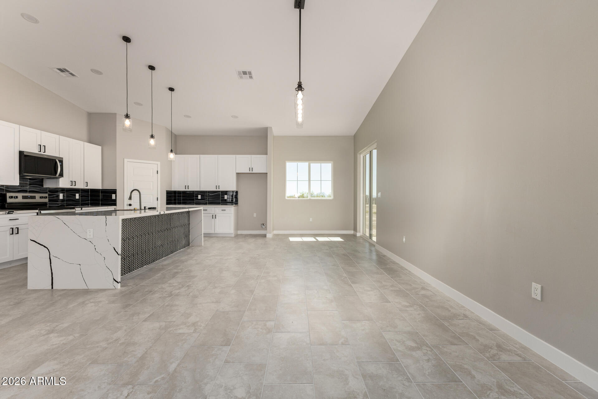 37289 W HILTON Avenue