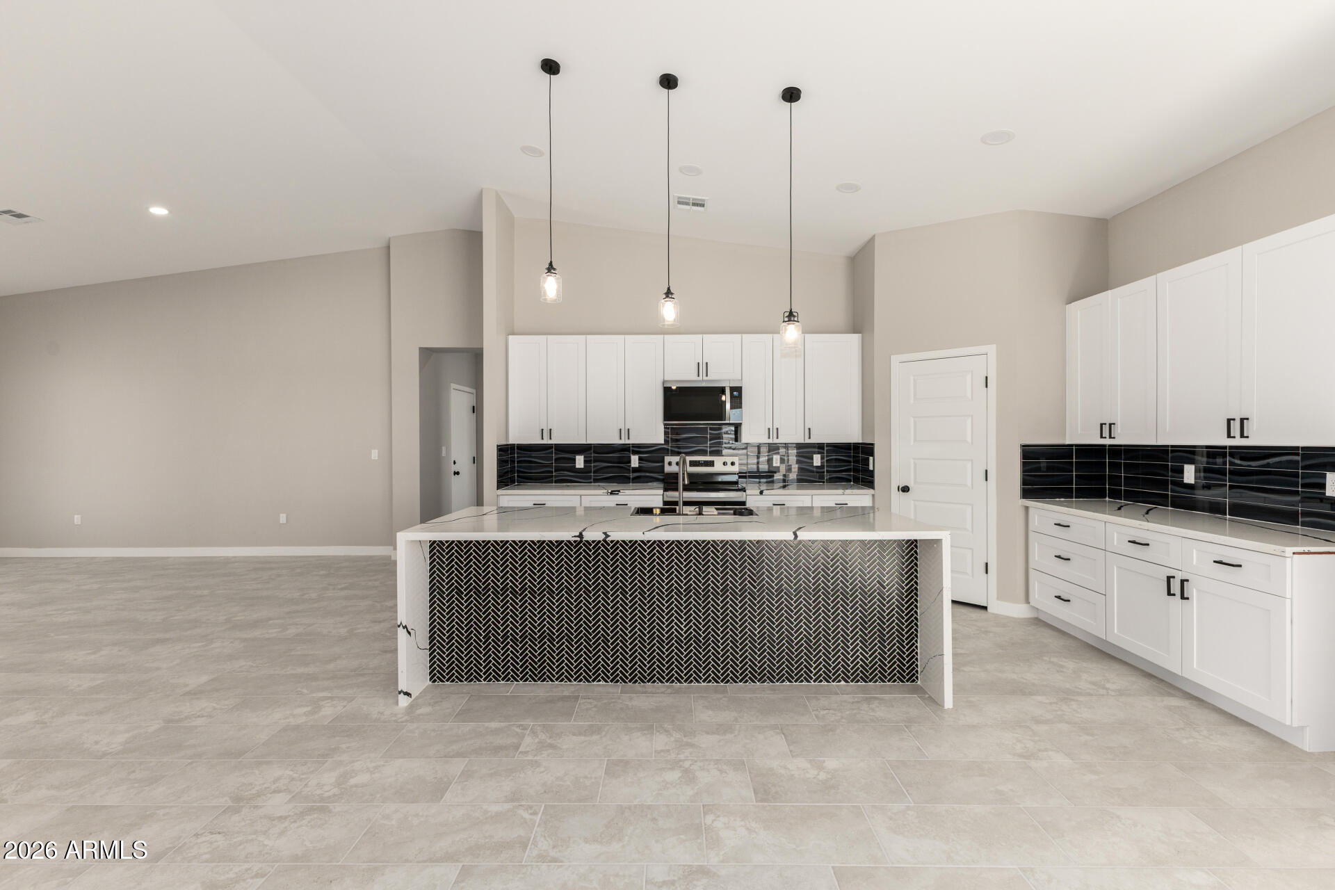 37289 W HILTON Avenue