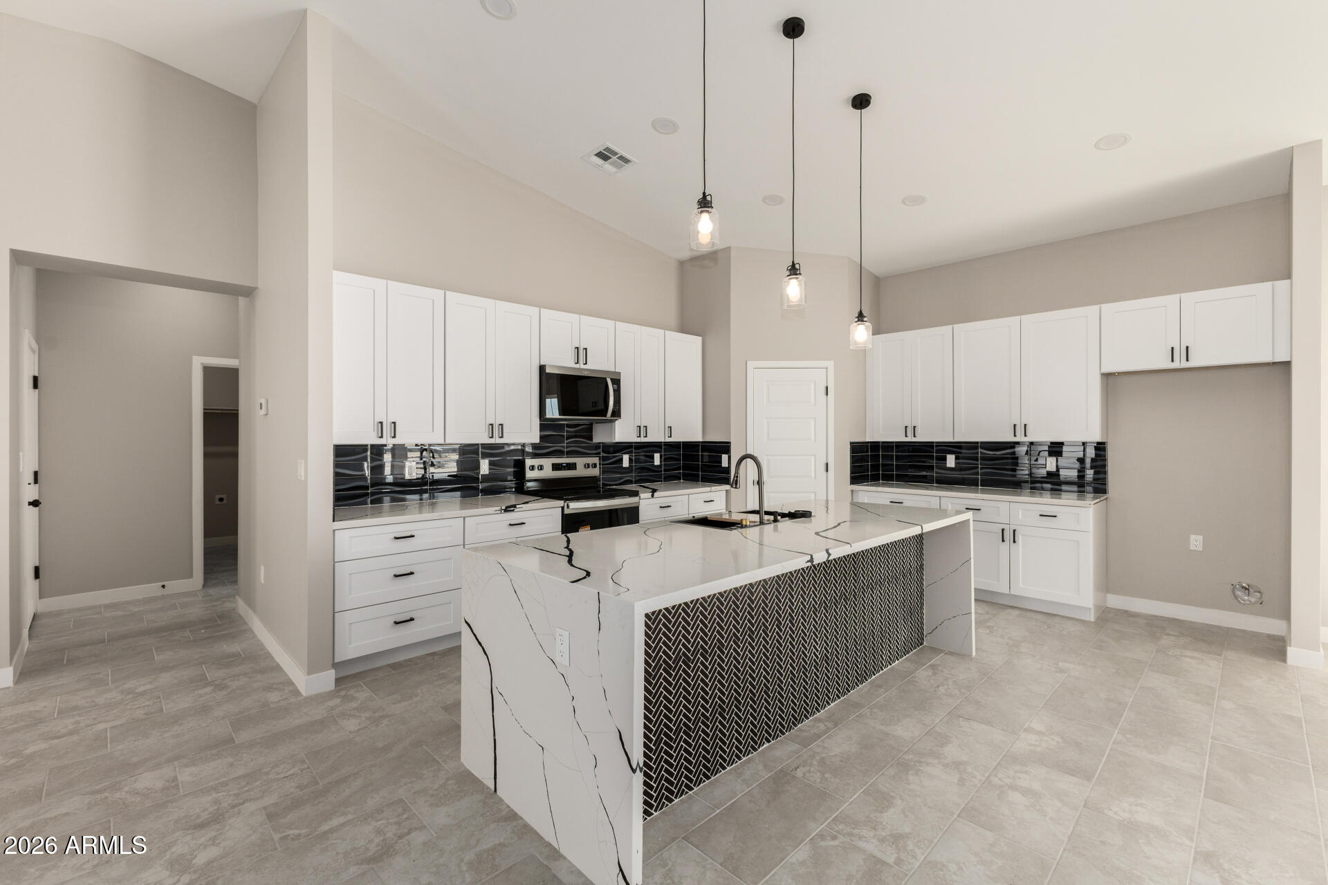 37289 W HILTON Avenue