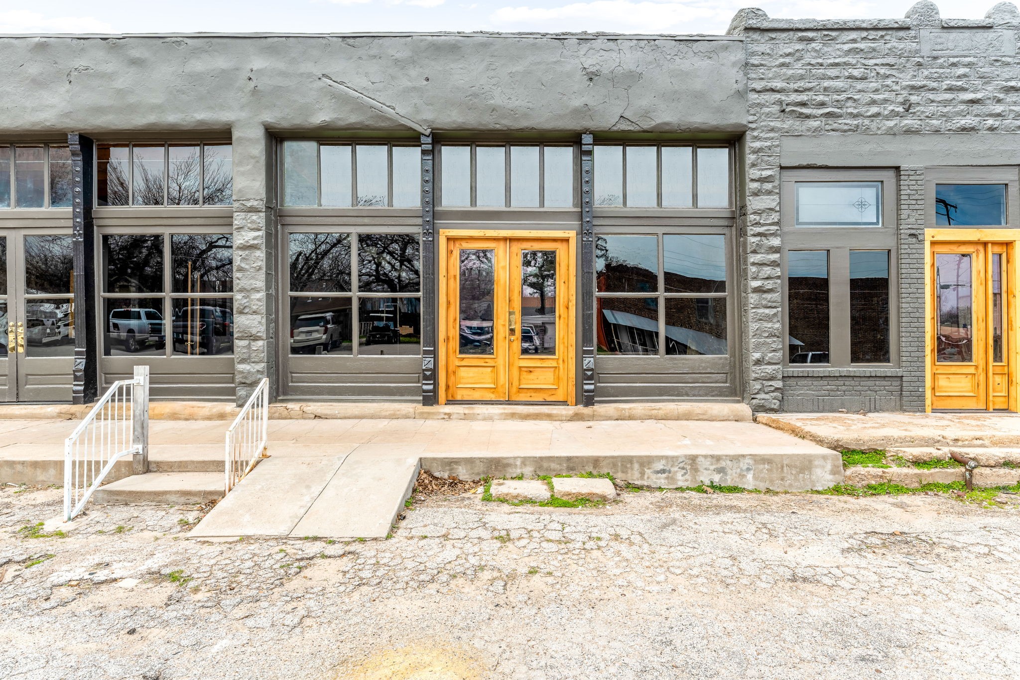 104 S Kickapoo Street 200