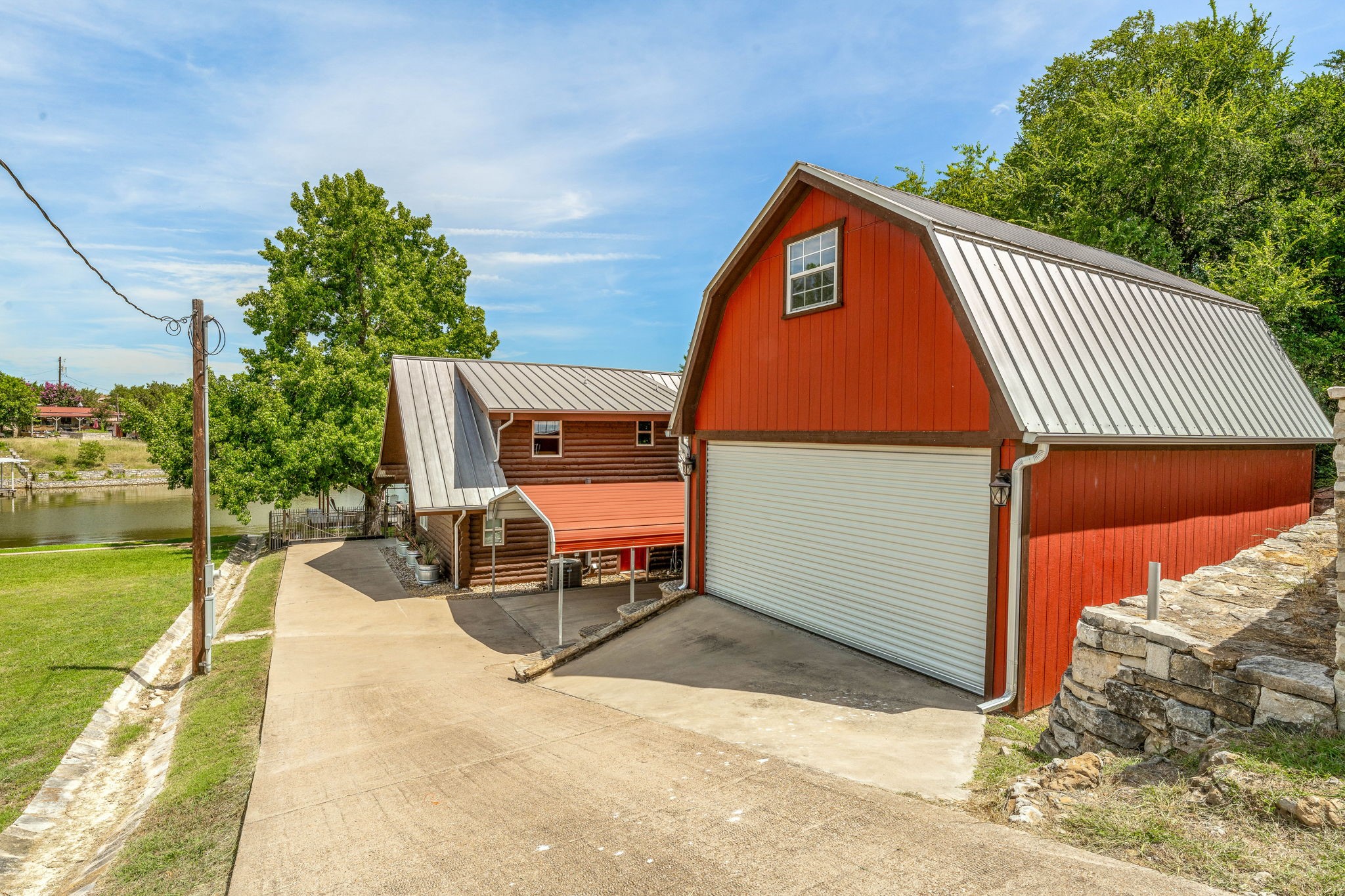3245 Lakeside Drive