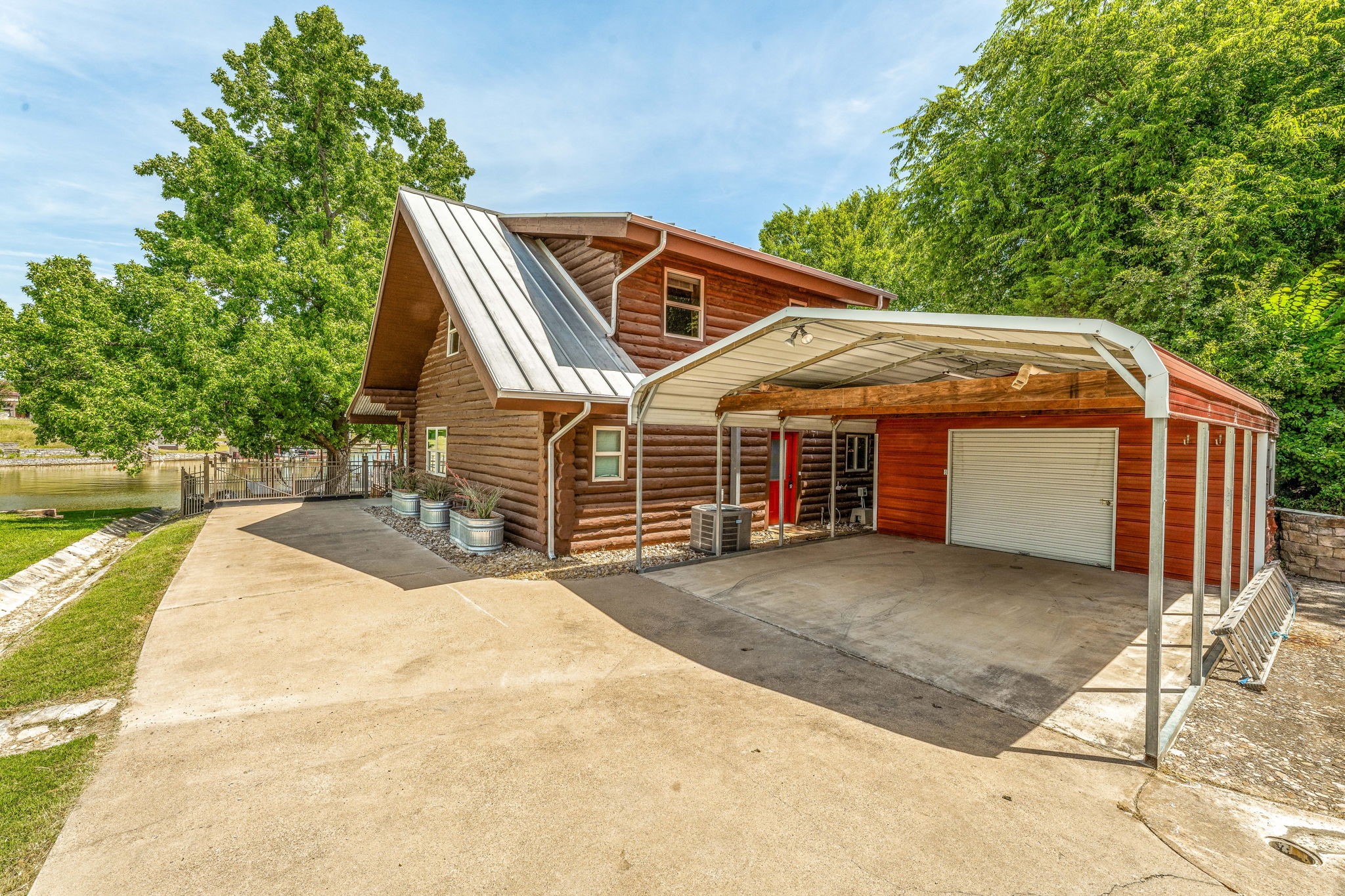 3245 Lakeside Drive