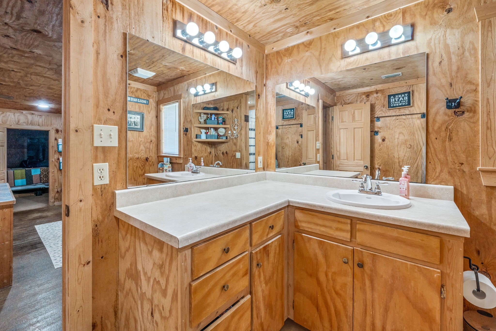 570 Private Road 1562