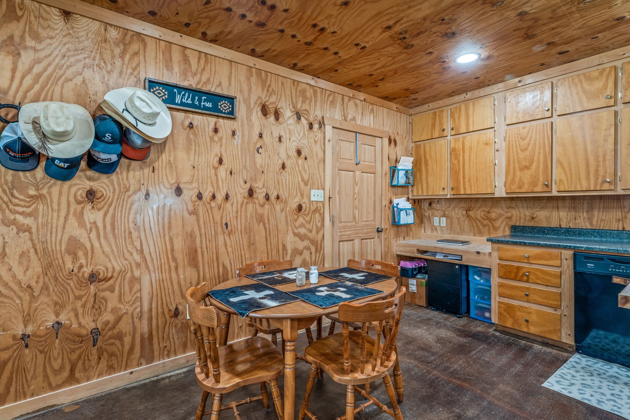 570 Private Road 1562