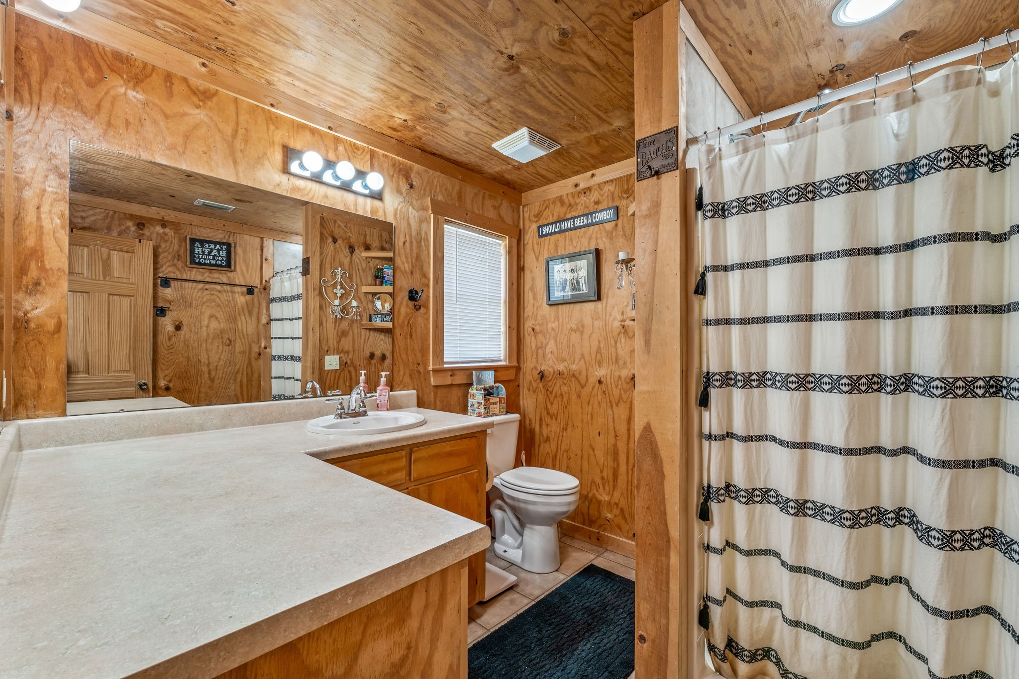 570 Private Road 1562