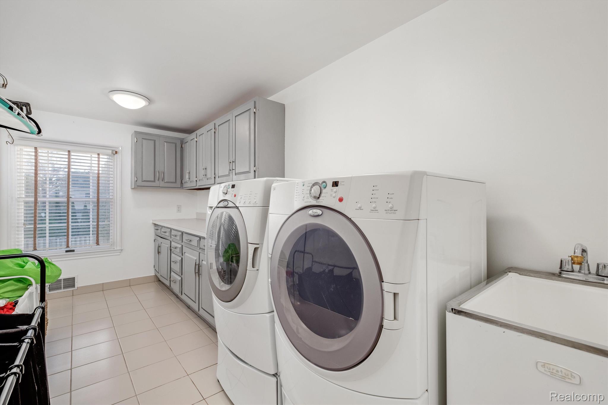 800 SUNNINGDALE Drive