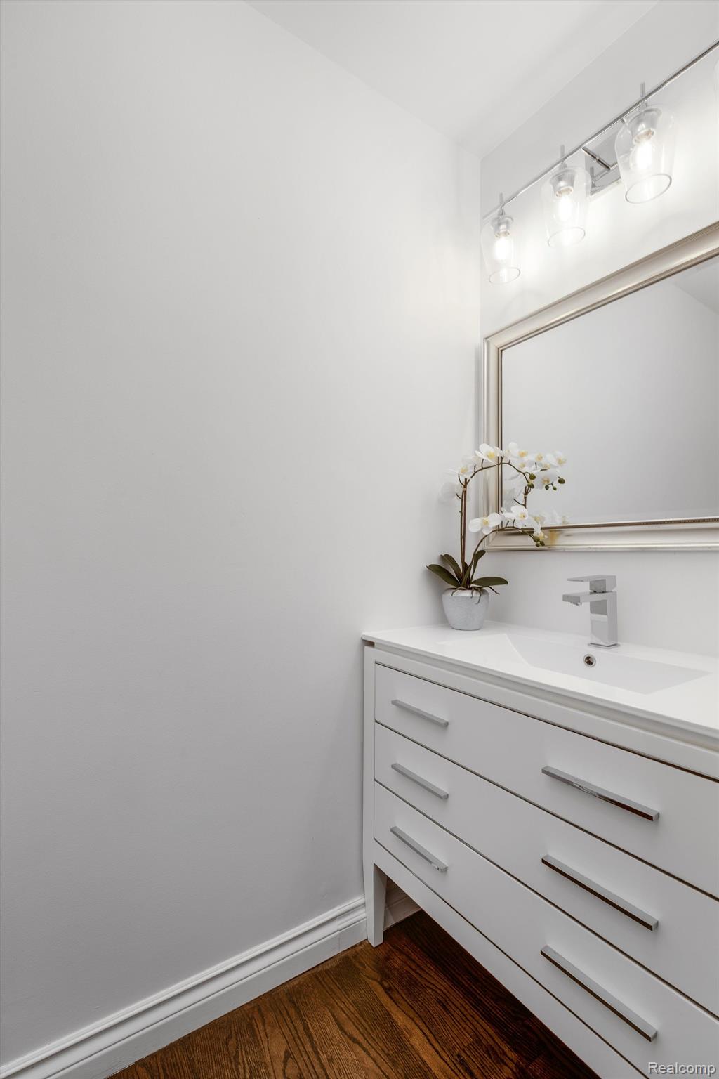 800 SUNNINGDALE Drive