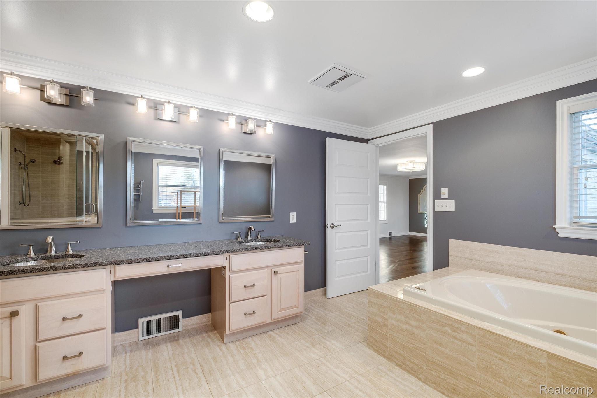 800 SUNNINGDALE Drive