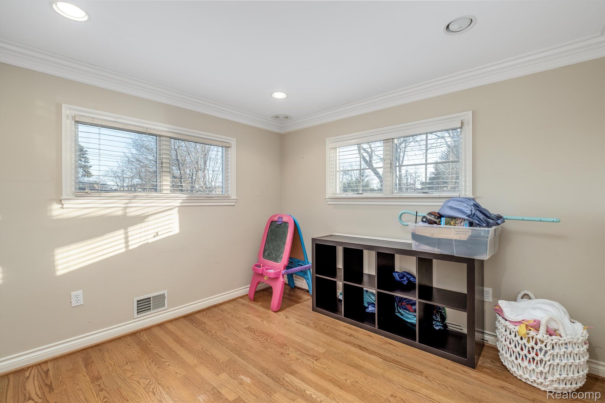 800 SUNNINGDALE Drive