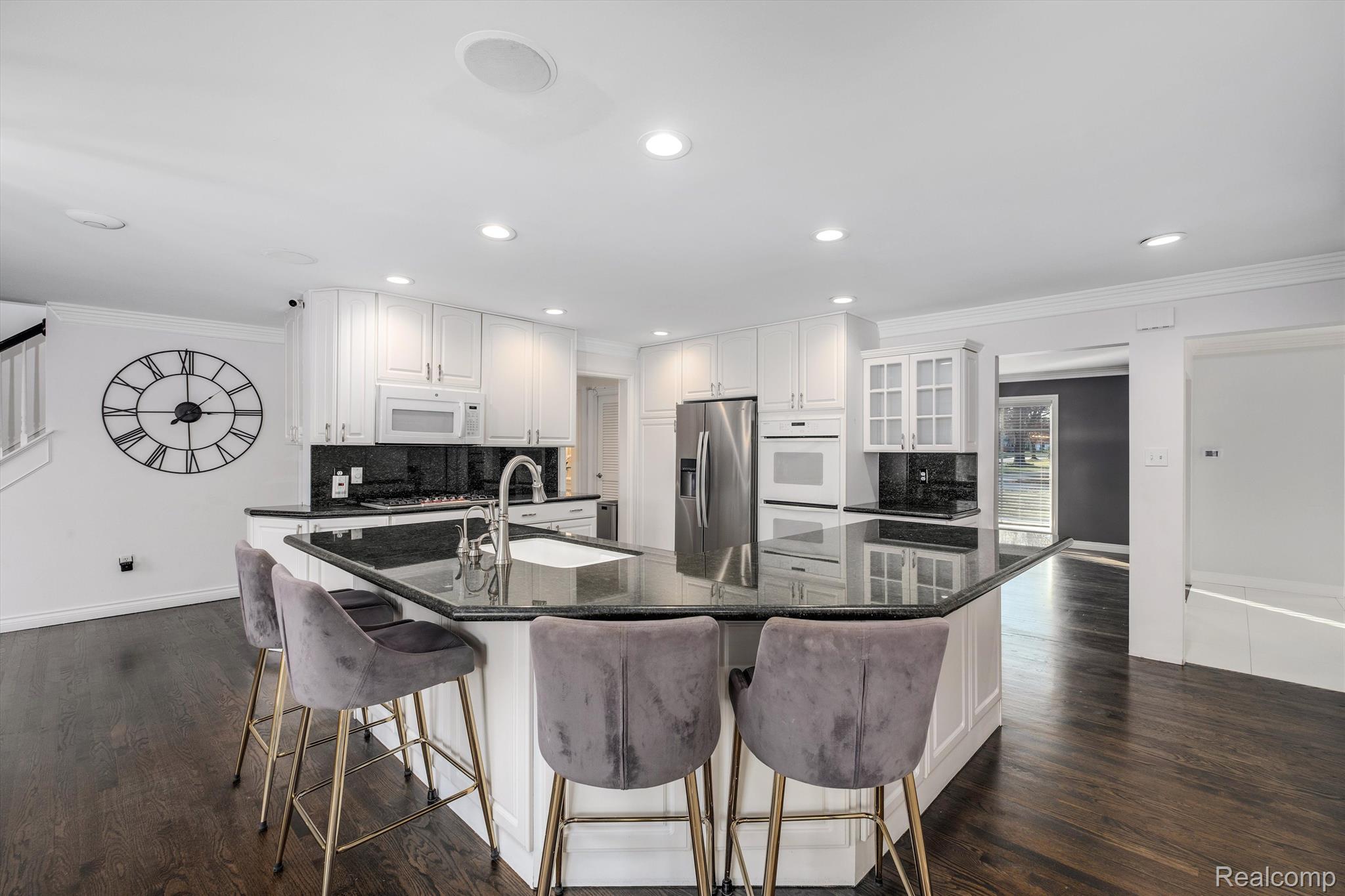 800 SUNNINGDALE Drive