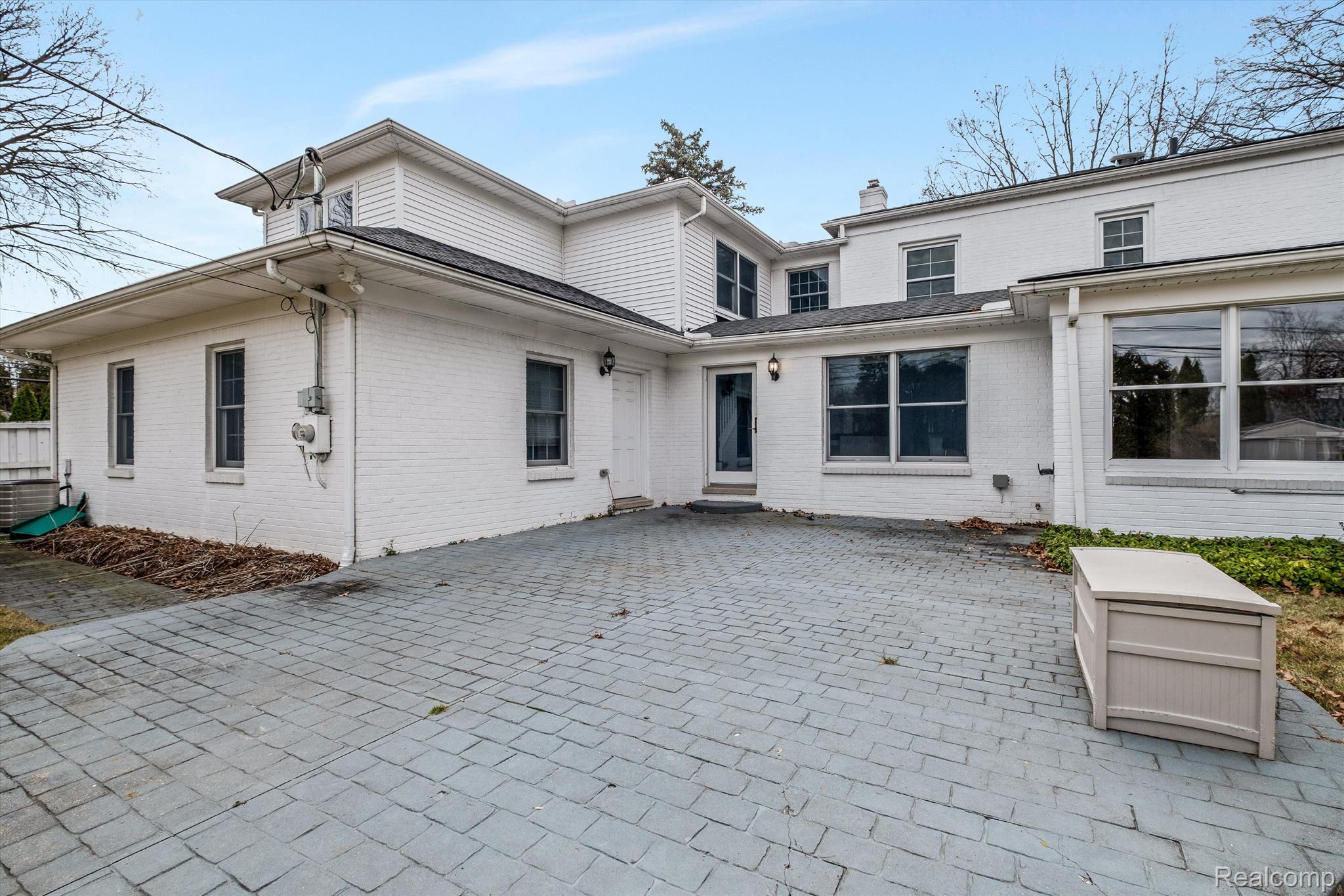 800 SUNNINGDALE Drive