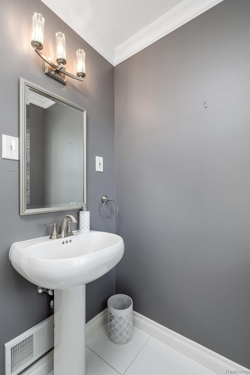 800 SUNNINGDALE Drive