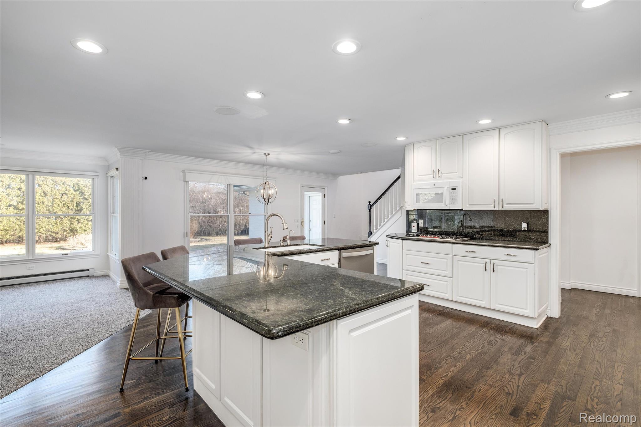 800 SUNNINGDALE Drive