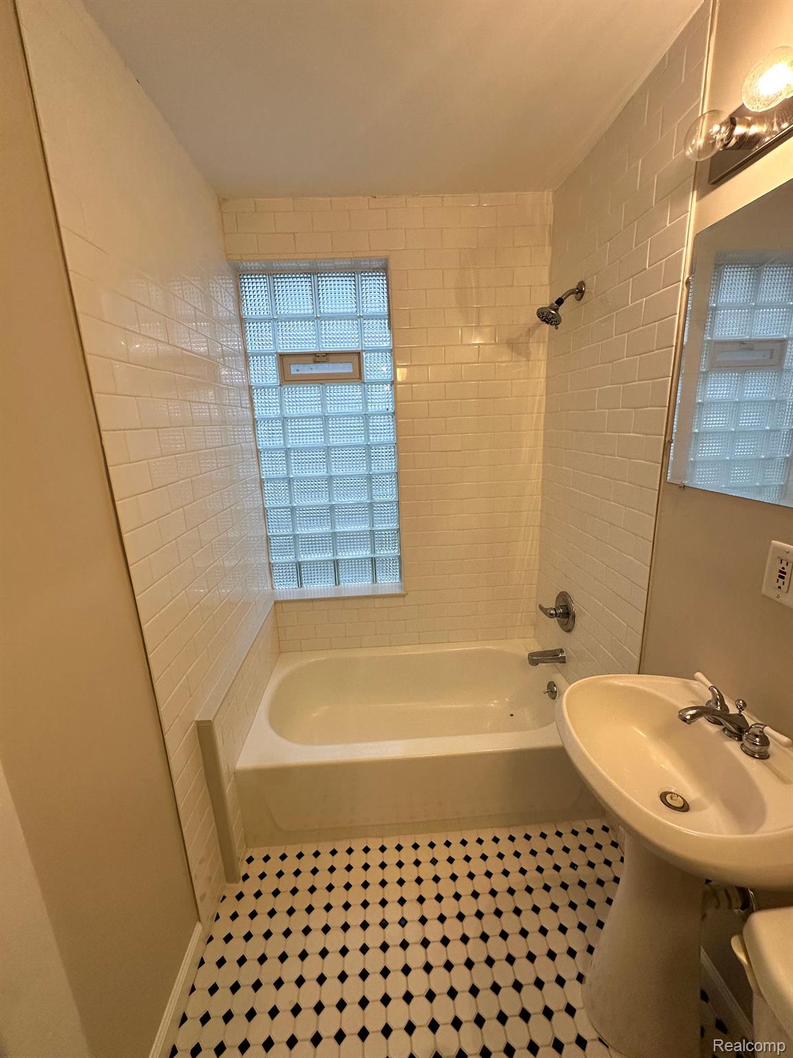 124 MUIR - LOWER UNIT Road