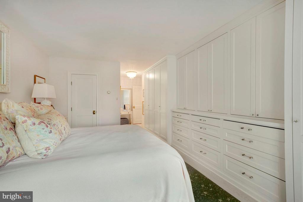2555 Pennsylvania Ave NW #411