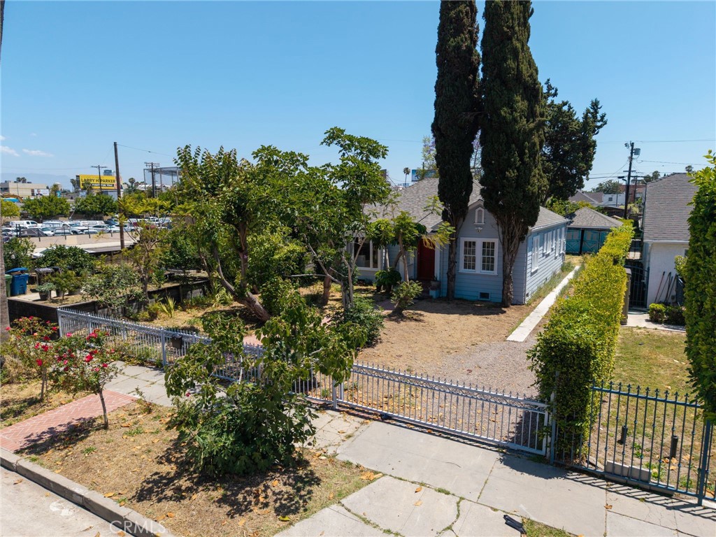 1106 S Victoria Avenue