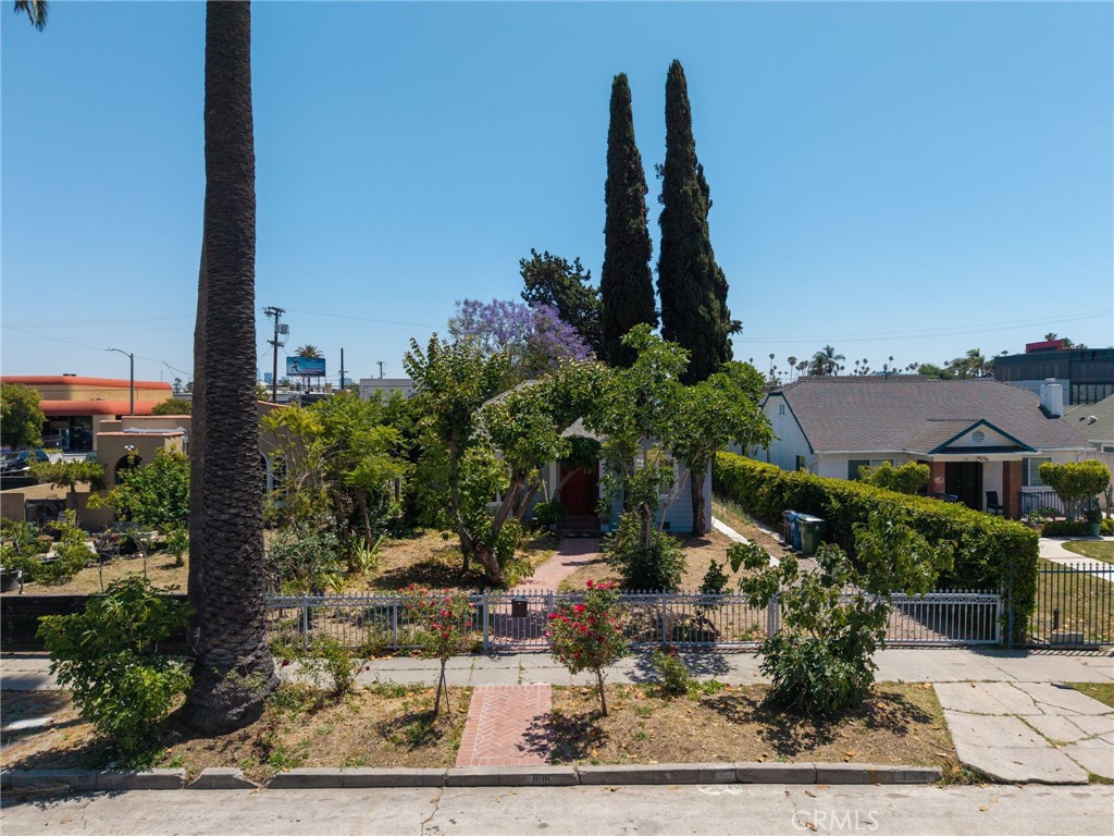 1106 S Victoria Avenue