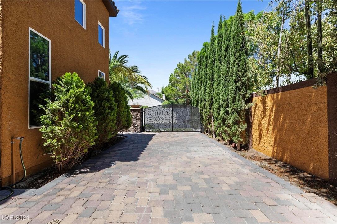 1504 Castle Wall Street