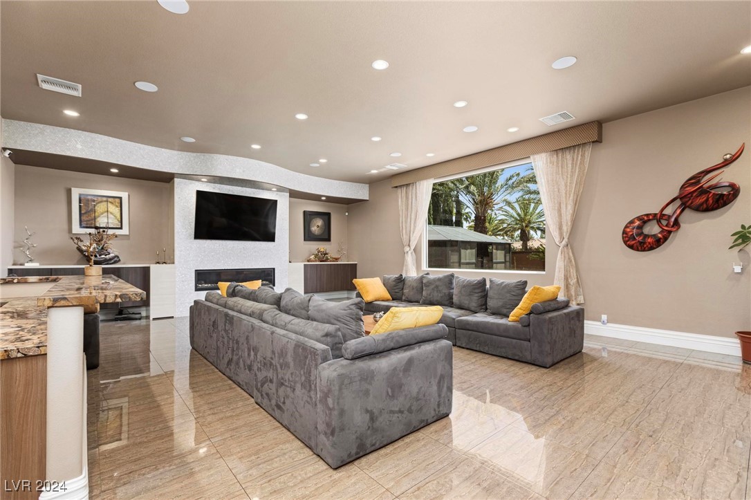 1504 Castle Wall Street