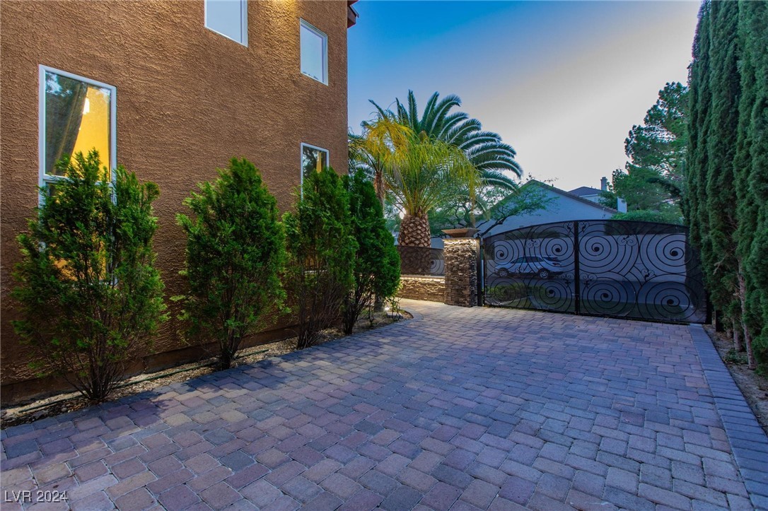 1504 Castle Wall Street