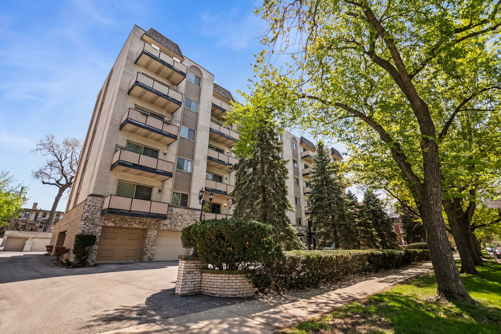 4125 N Keystone Avenue Unit: 202
