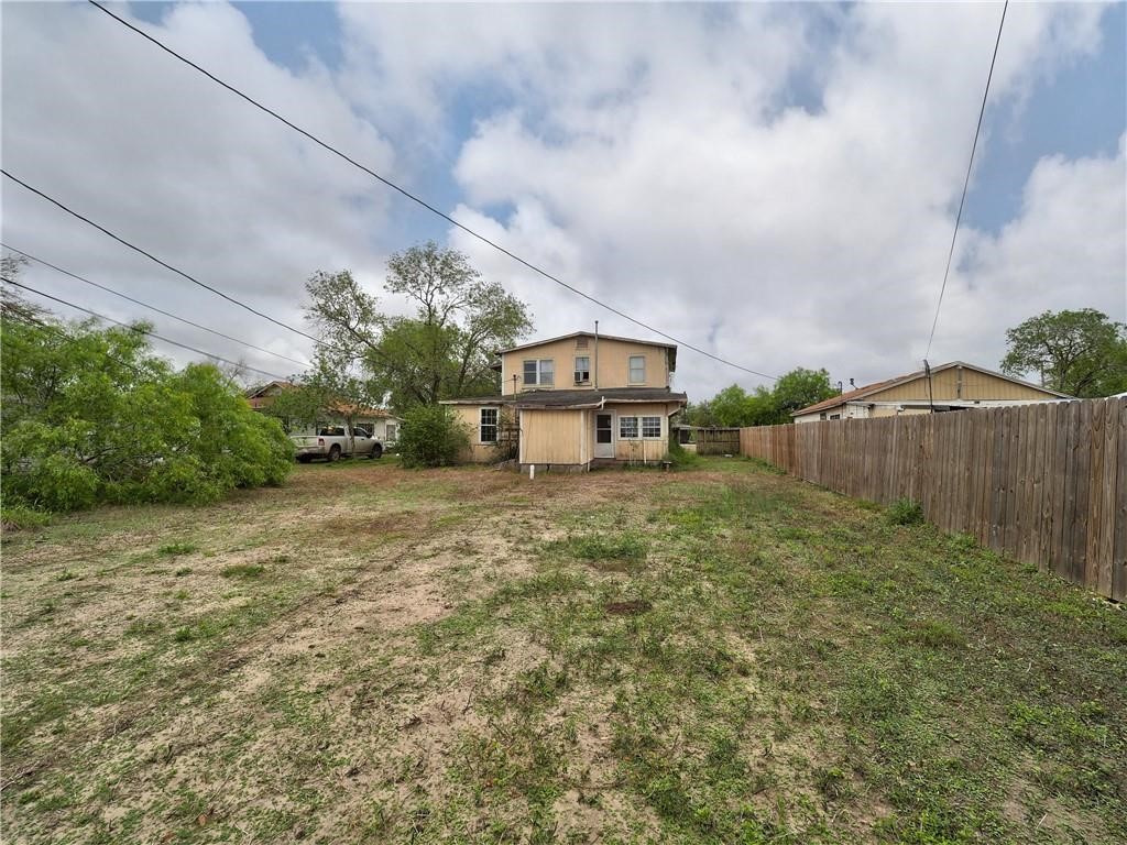 1106 E Huisache Ave