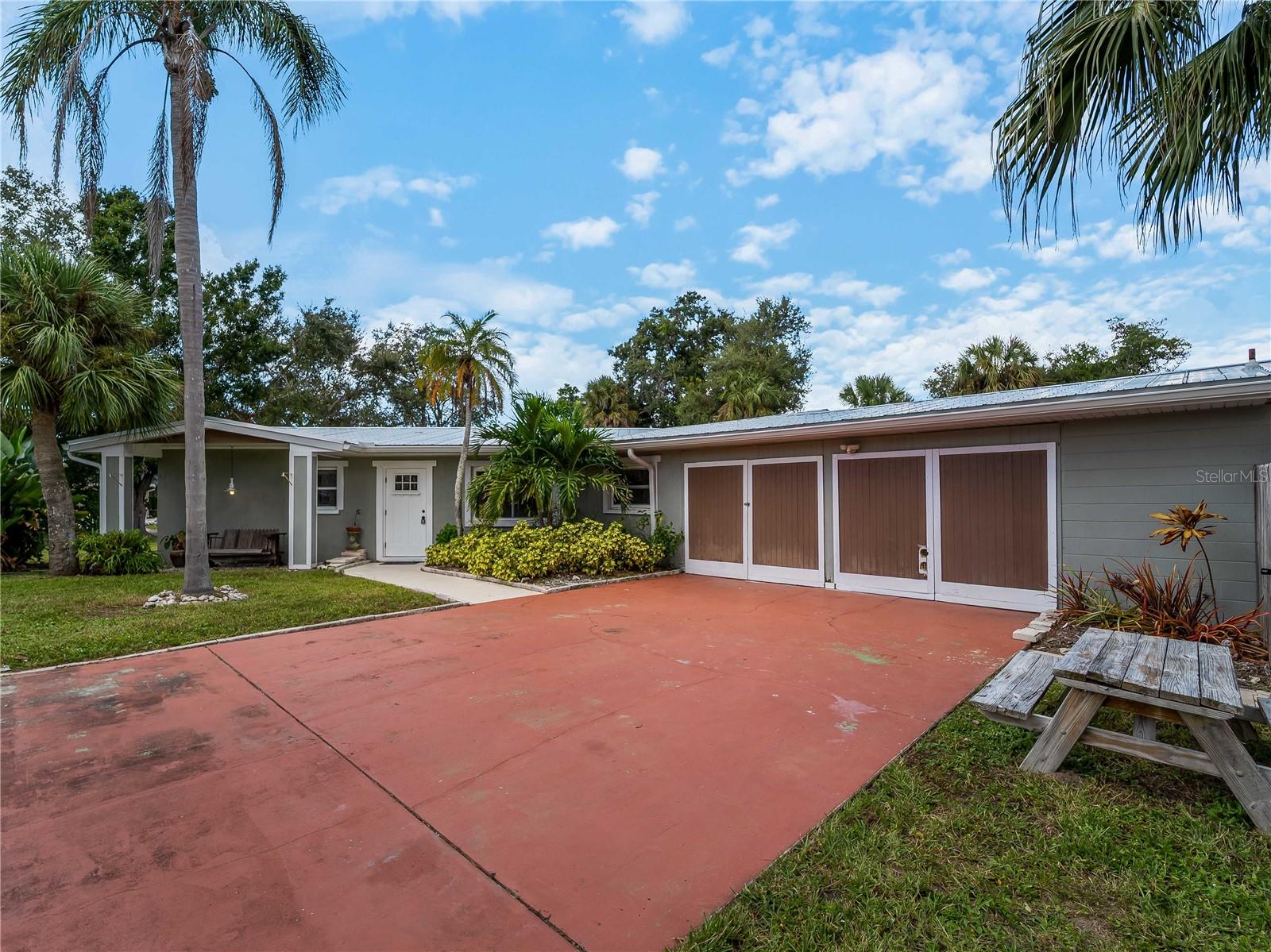 32 BAY AVE