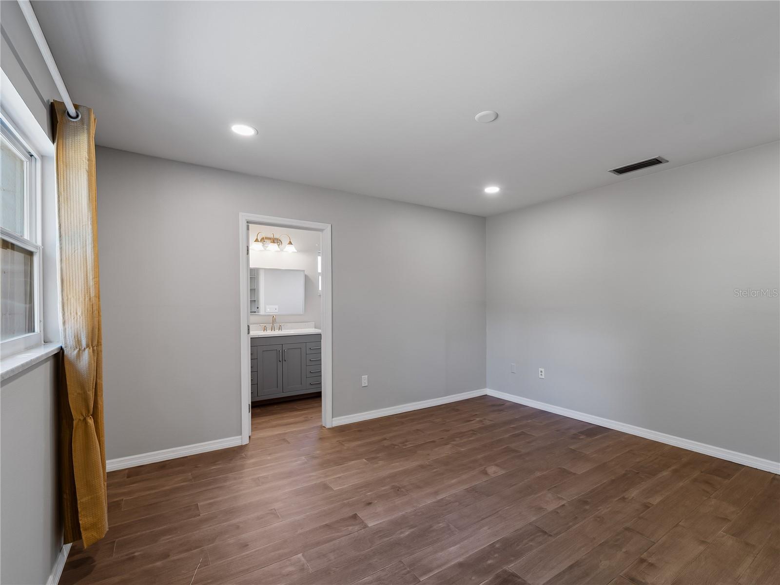 32 BAY AVE