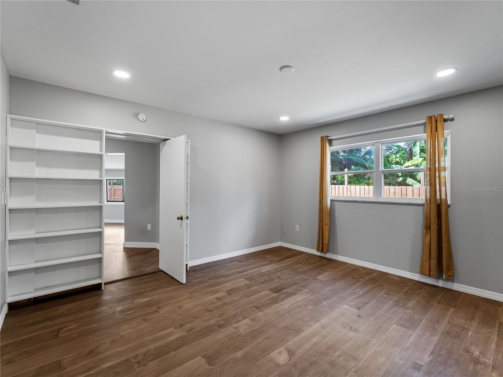 32 BAY AVE