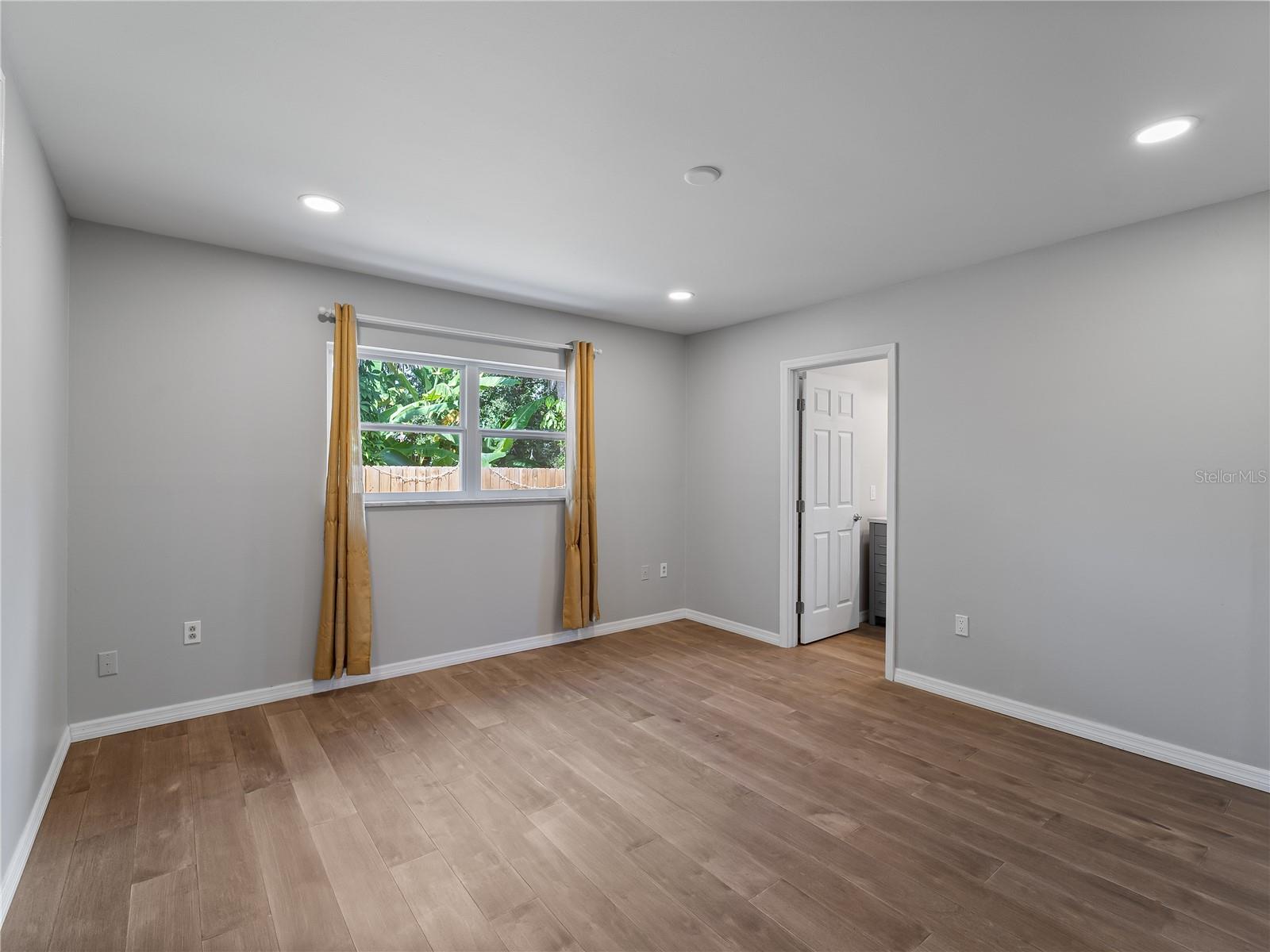 32 BAY AVE