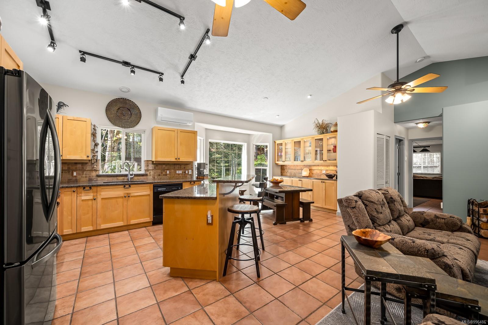 3689 James Cres, Black Creek