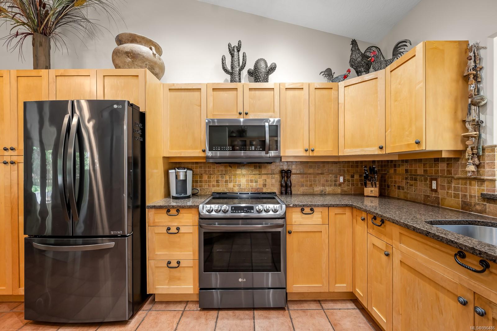 3689 James Cres, Black Creek