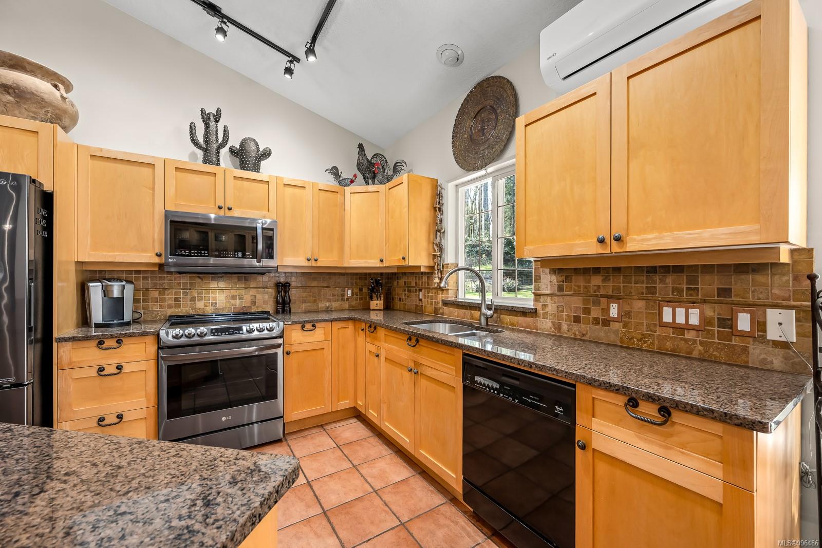 3689 James Cres, Black Creek