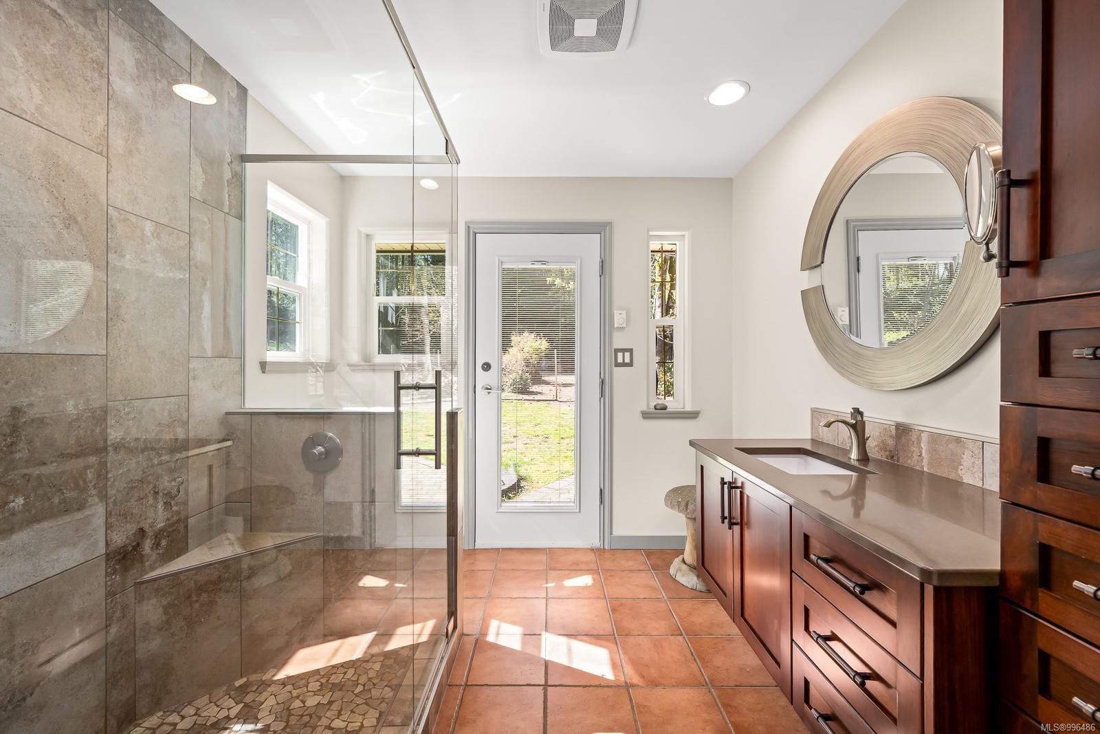 3689 James Cres, Black Creek