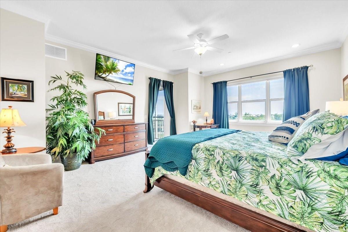 8560 AMBERJACK CIR #301