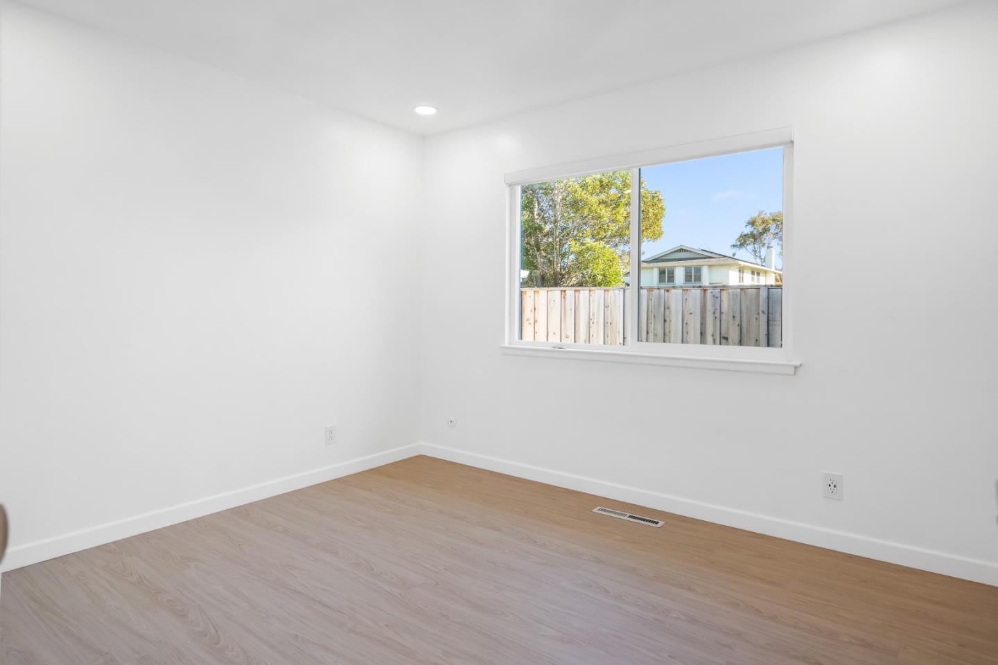 2748 Waltham Cross ST
