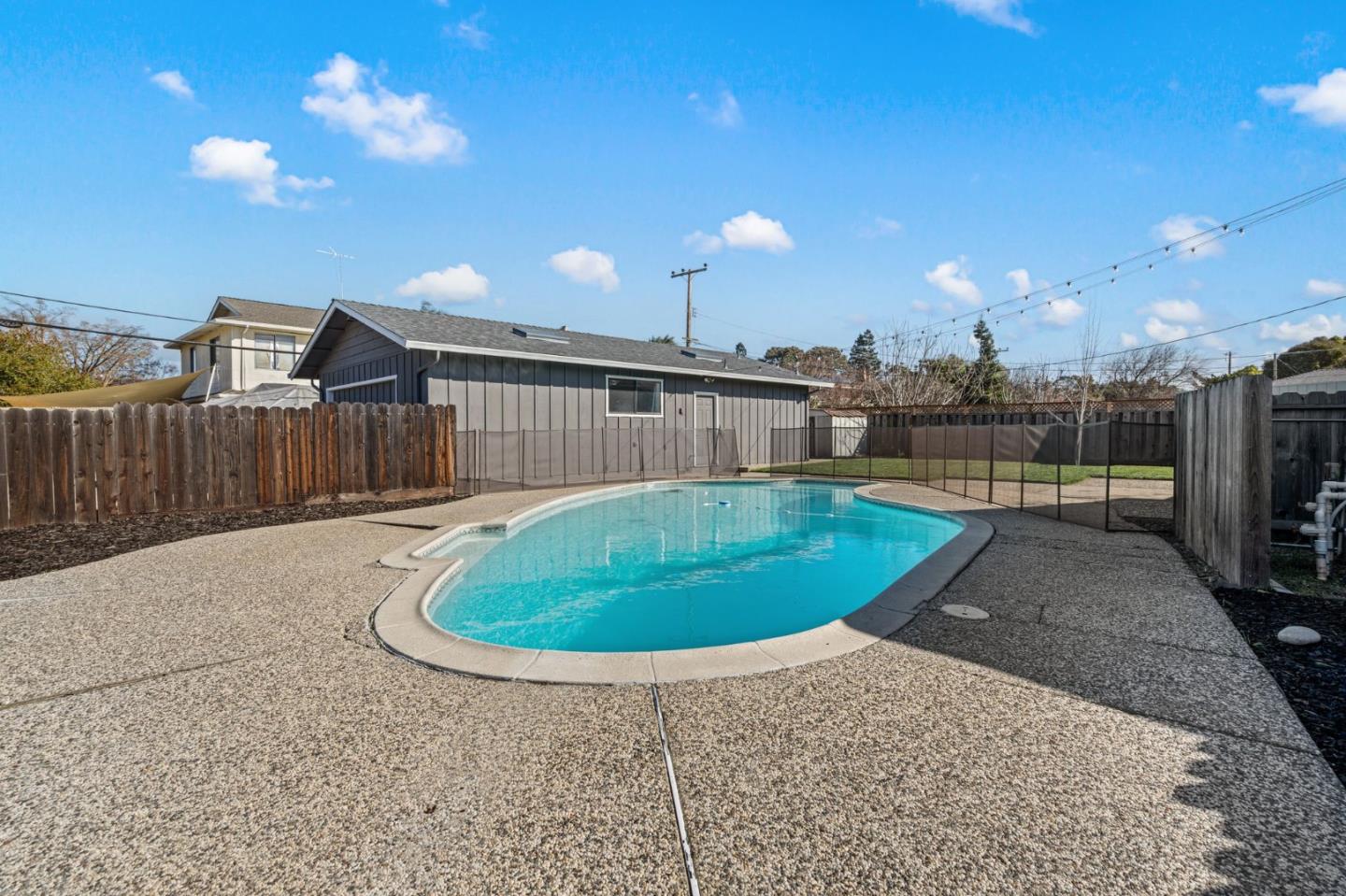 15590 La Alameda Drive