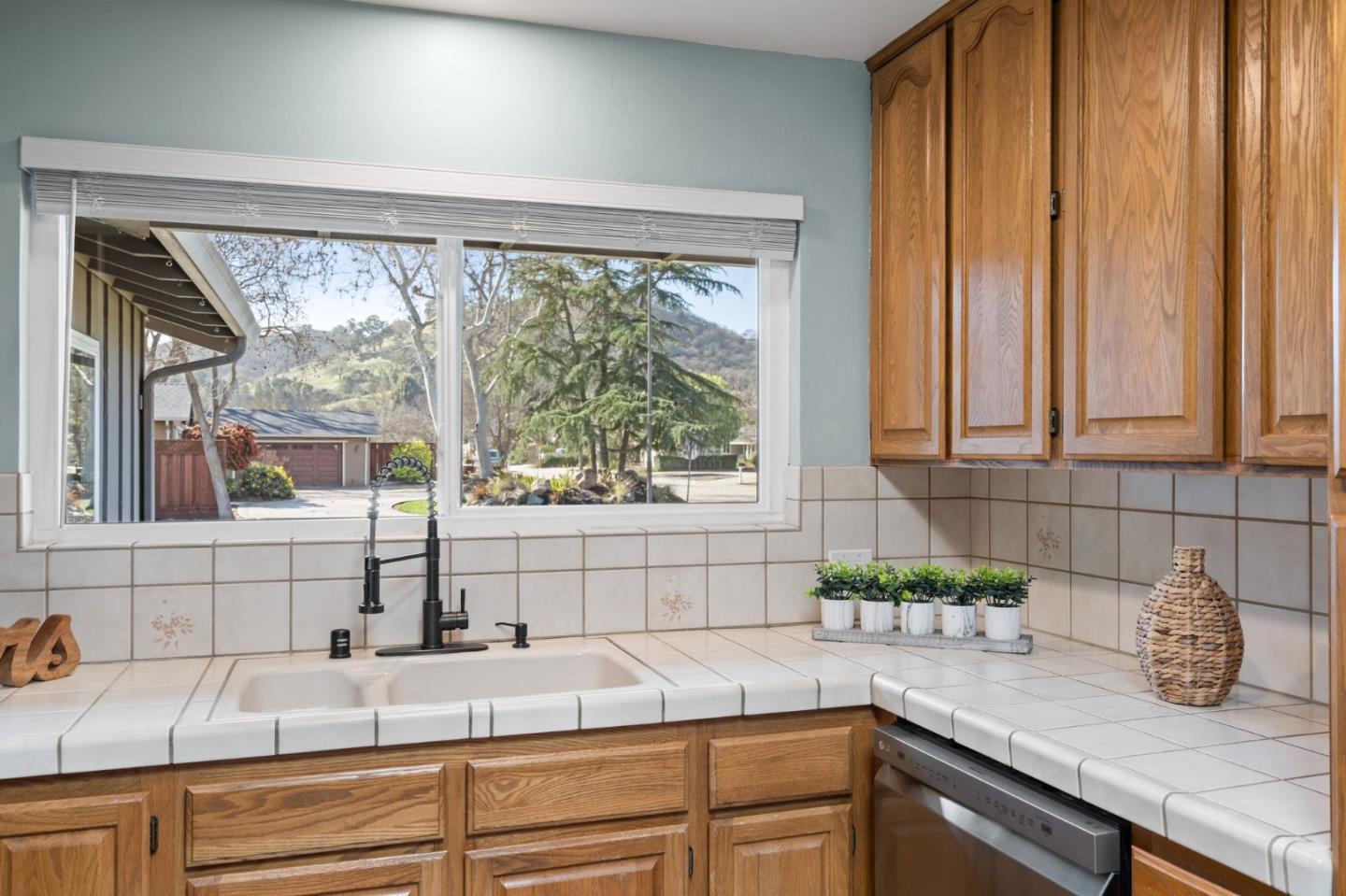 15590 La Alameda Drive