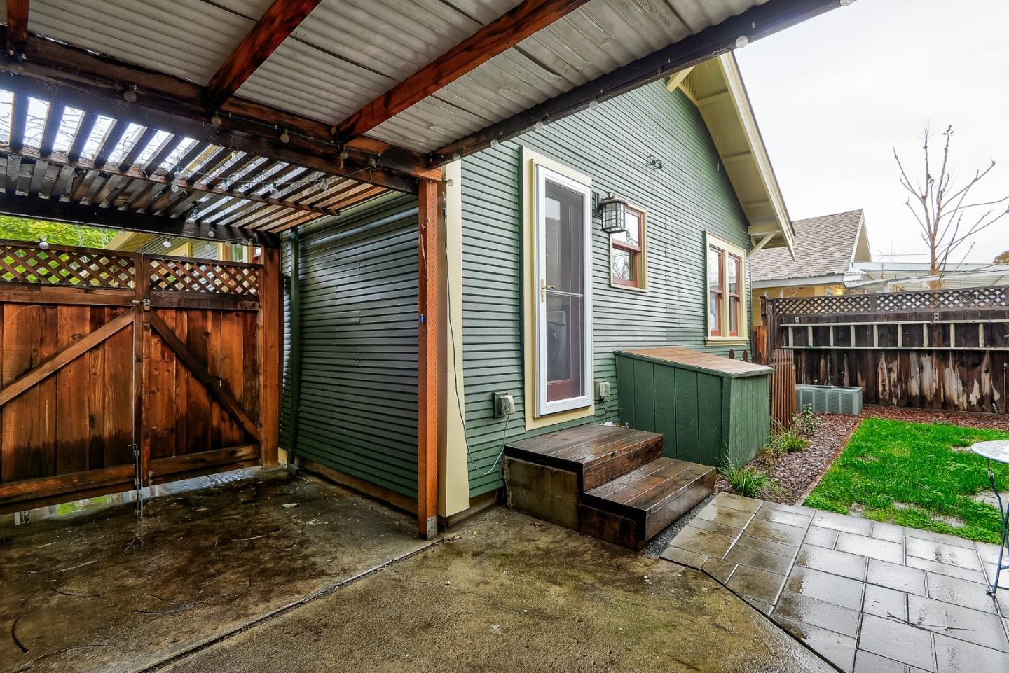 322 E Saint James Street