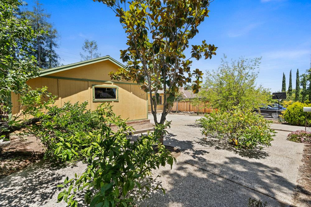 220 Highland Oaks DR