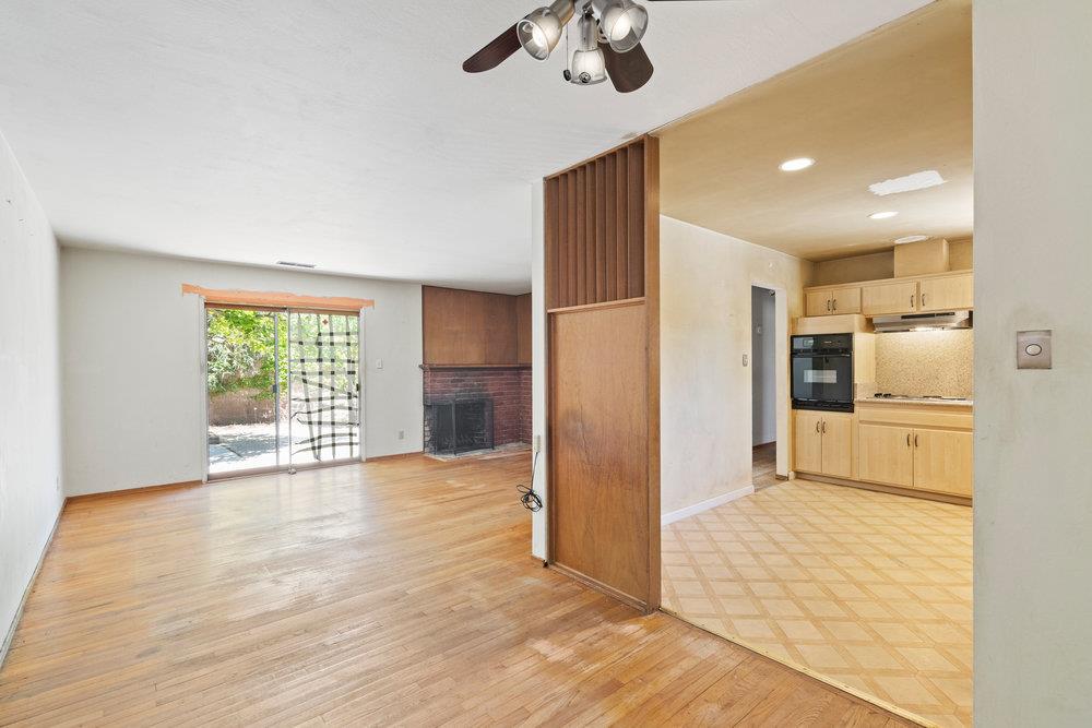 220 Highland Oaks DR