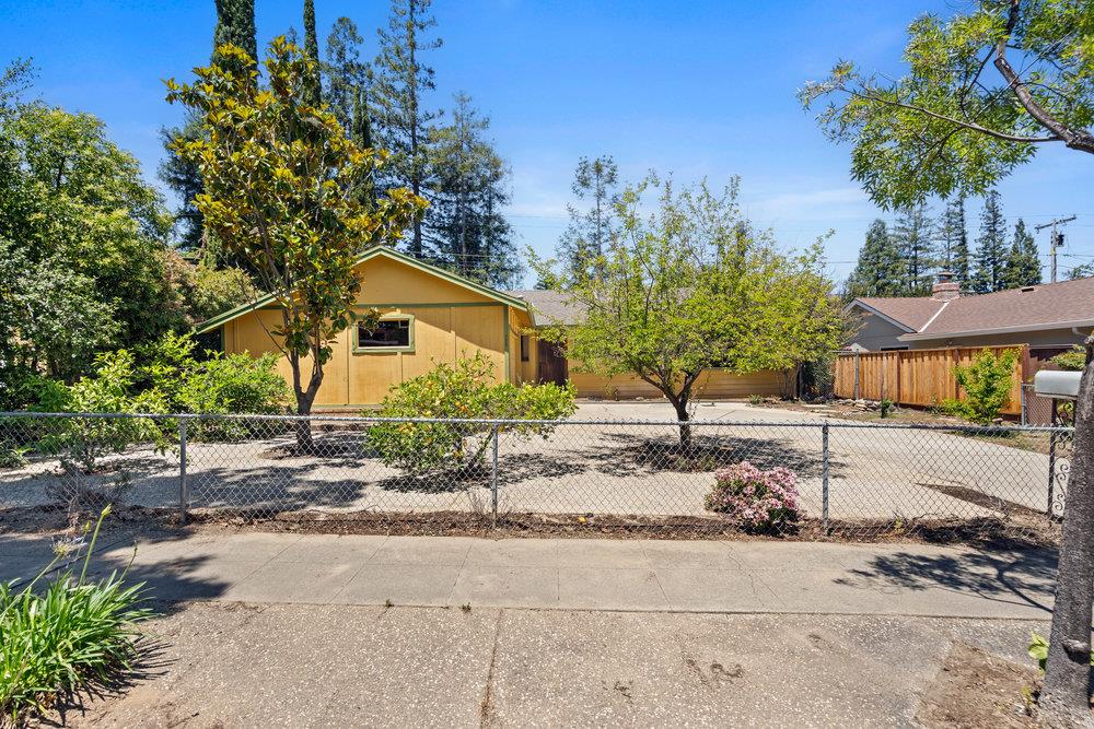 220 Highland Oaks DR