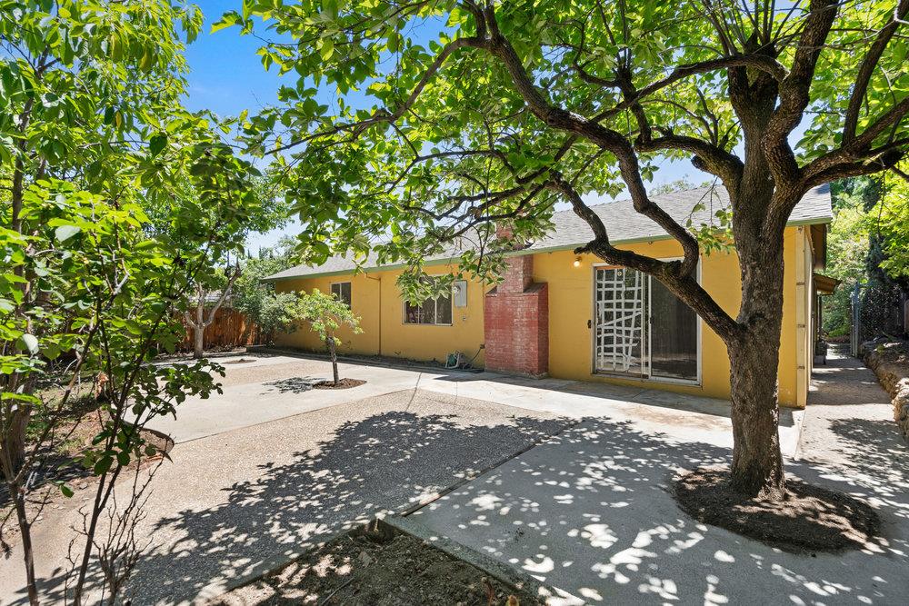 220 Highland Oaks DR