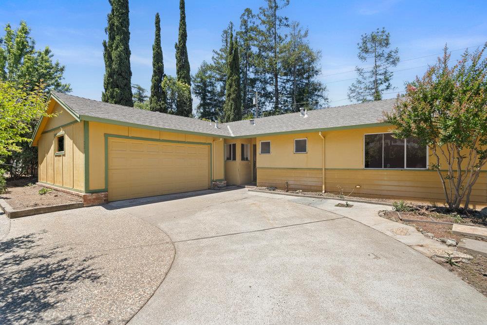 220 Highland Oaks DR