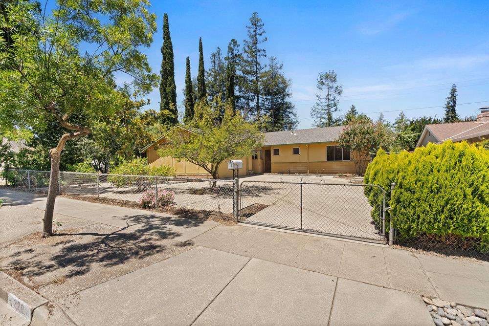 220 Highland Oaks DR