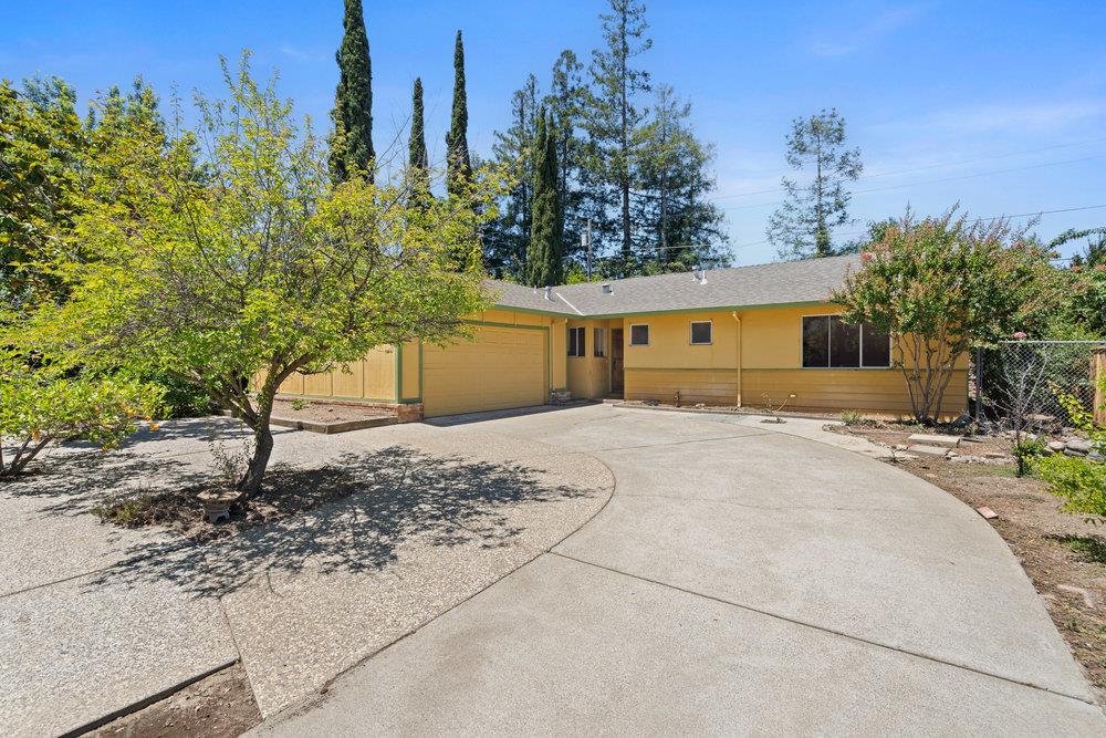 220 Highland Oaks DR