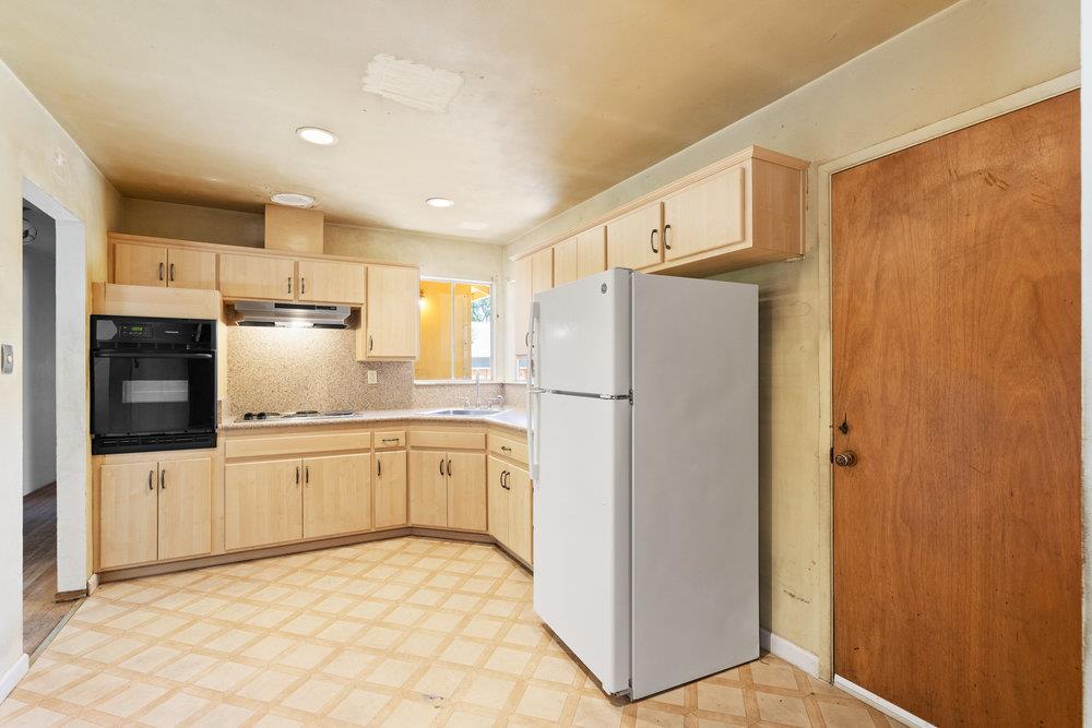 220 Highland Oaks DR