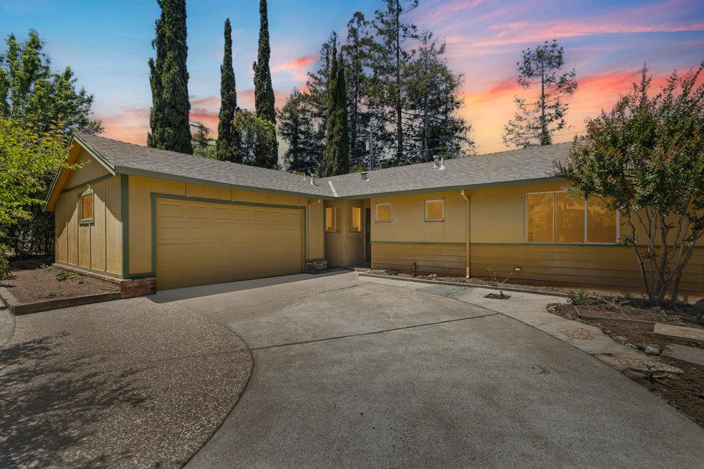 220 Highland Oaks DR